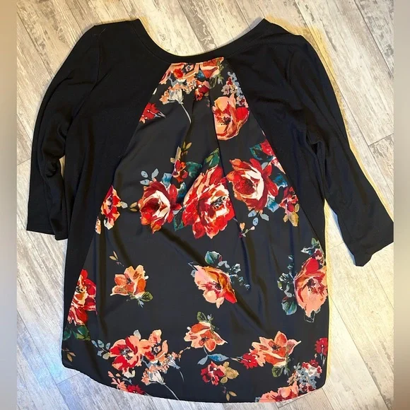 LE LIS Alante 3/4 Woven Back Knit Top - Picture 7 of 7